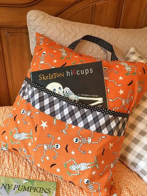 Halloween Sewing Projects, Halloween Reading, Halloween Sewing, Book Pillow, Pocket Pillow, Pillow Tutorial, Reading Pillow, Halloween Quilts, Beginner Sewing Projects Easy