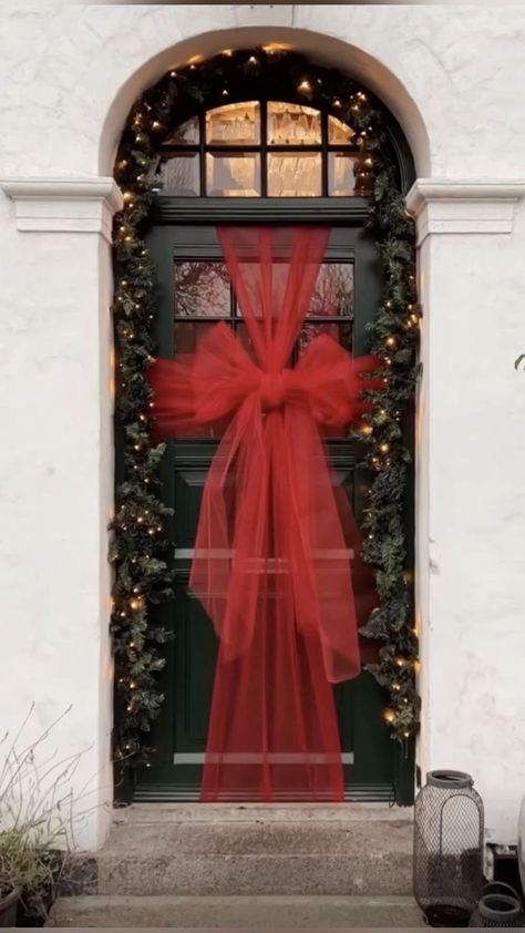 New Year Party Decorations Outdoor, Christmas Decoration 2023/2024, Christmas Bow Front Door, Outdoor Front Door Christmas Decor, Large Christmas Wall Decor, Ceiling Christmas Decor, Door For Christmas, Christmas Decor Inspiration, Christmas Themes Decorations