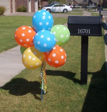 Mailbox Birthday Decor, Balloon Door Decorations, Mailbox Balloons, Baby Shower Balloon Decor, Gabby Birthday, Balloon Door, Balloon Topiary, John Deere Birthday Party, Holiday Crafts Decorations