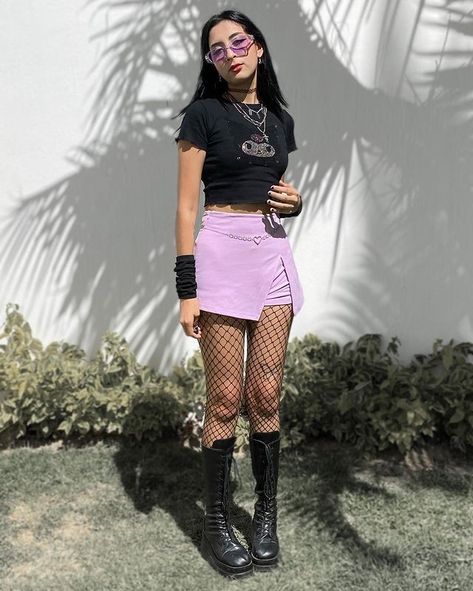 17 Bday Outfit Ideas, Warped Tour Outfit Ideas, Lilac And Black Outfit, Couple Concert Outfits, Colorful Alt Outfits, Casual Alt Outfits, Purple And Black Outfits, Personal Rebranding, Black Grunge Outfit