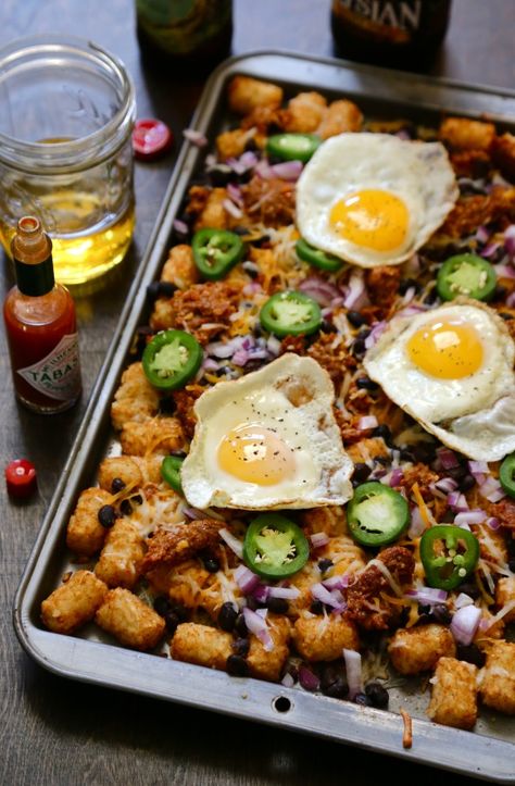 cheesy breakfast nacho tots www.climbinggriermountain.com Nacho Tots, Cheesy Breakfast, Breakfast Nachos, Jalapeno Recipes, Break Fast, Nachos Recipe, Tailgate Food, Tater Tots, Man Food