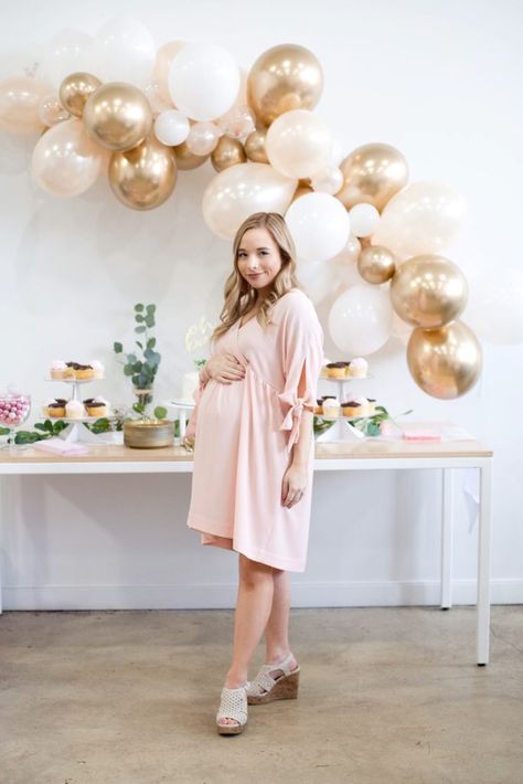 Lifestyle blogger, Summer, shares all of the details about her blush pink and gold baby shower brunch that she had at the Rochester Brainery. Gold Baby Shower Dress, Blush Baby Shower Ideas, Boho Baby Shower Dress, Pink Boho Baby Shower, Sprinkle Baby Shower Girl, Baby Shower Elegante, Boho Blush Pink, Vestidos Para Baby Shower, Picnic Baby Showers