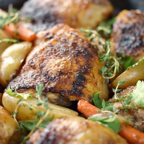 The entire family will love the deep, rich flavors in these Guinness Beer-Braised Chicken Thighs with carrots and petite potatoes! © COOKING WITH CURLS Irish Chicken Recipes, Petite Potatoes, Dutch Oven Chicken Thighs, Irish Chicken, Guinness Recipes, Beer Braised Chicken, Dutch Oven Chicken, Guinness Beef Stew, Irish Cooking