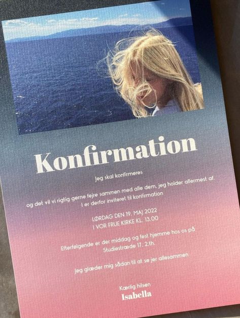 KONFIRMATION 2021 - En stor dag fortjener en smuk invitation 💌 ☞ Vælg dit fortrukne design på inksaloon.com ☞ Personliggør invitationen via vores site. Vælg din favorit font, indsæt evt. et foto og benyt bagsiden til flere info ☞ Modtag kortet indenfor få hverdage trykt på lækker papirkvalitet inkl. kuverter lige til at sende ud til jeres gæster ☞ Eller modtag en pdf du kan sende via mail eller printe selv Orange