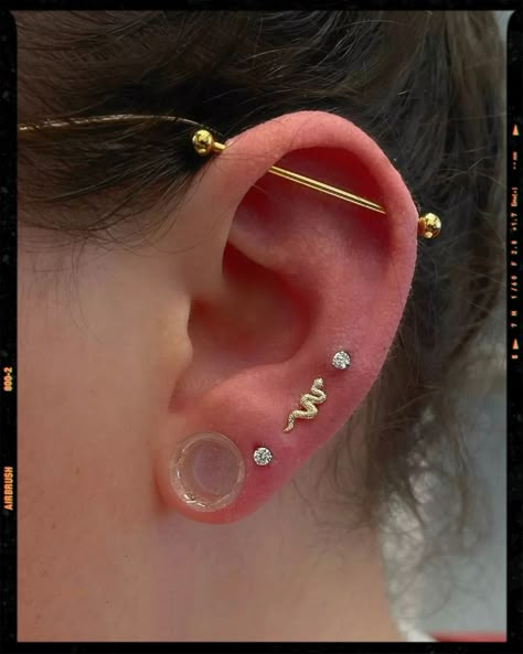 Piercing Inspiration Peircings Women Ear Industrial, Piercings Oreja Industrial, Gold Industrial Piercing, Piercing Curation, Ear Piercings Industrial, Ear Stacks, Piercing Inspiration, Industrial Piercing Jewelry, Cute Hand Tattoos