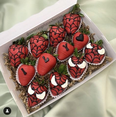 Spider Man Strawberries Valentines, Spiderman Dessert Ideas, Chocolate Covered Strawberries Boyfriend Birthday, Spider Man Chocolate Covered Strawberries, Marvel Strawberries, Chocolate Strawberries For Men, Spider Man Breakable Heart, Spider Man Chocolate Strawberries, Chocolate Strawberries For Boyfriend