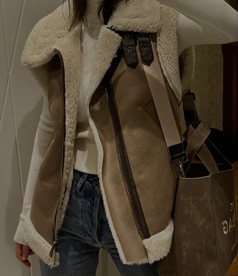 Brown Sherpa Vest Outfit, Brown Gilet Outfit, Zara Vest Outfit, Brown Vest Outfits For Women, Sheepskin Vest Outfit, Vest Outfits For Women Winter, Sherpa Vest Outfit, Brown Vest Outfit, Gilet Outfit Women