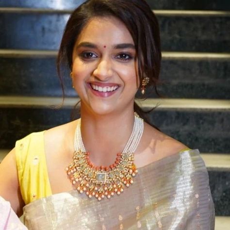 Keerthy Suresh, Black Beads Mangalsutra Design, Antique Gold Jewelry Indian, Beads Design, Gold Jewelry Simple Necklace, Gold Mangalsutra Designs, Pearl Necklace Designs, Gold Necklace Indian Bridal Jewelry, Beaded Necklace Designs