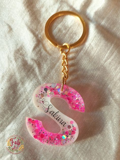 Resin Art Heart Shape, S Letter Resin Keychain, Resin Art Keychain Letters, Resin Letter Keychain Ideas, Resin Keychain Ideas Alphabet, Resin Name Keychain, Resin Alphabet Keychain, Resin Initial Keychain, Alphabet Resin