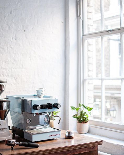 La Marzocco Home UK & Ireland trên Instagram: “When that Sunday morning light hits just right… ✨ Weekend morning brews at home on the Linea Micra ☕️ #lamarzocco #lamarzoccouk…” Clean Coffee Maker, Clean Coffee, Home Espresso Machine, Street Coffee, La Marzocco, Home Coffee Bar, Coffee Bar Home, Coffee Carts, Coffee Corner