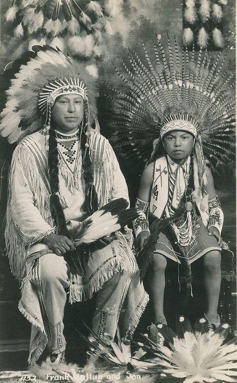 33 Incredible Portrait Photos of Native Americans in the Late 19th and Early 20th Centuries ~ Vintage Everyday American Crow, Native American Clothing, Native American Men, American Photo, Native American Pictures, Wilde Westen, Old Portraits, Native American Photos, Indigenous Americans