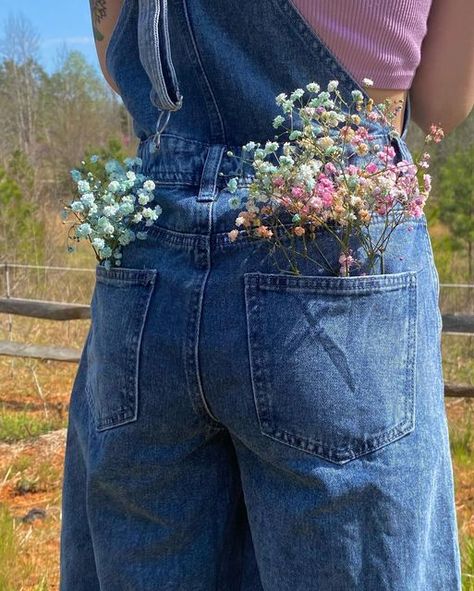 emma olson on Instagram: "brb gonna move to a farm with goats & cows" Farm Style Outfits Women, Cute Farm Outfits, Farm Cottagecore, Farm Outfits, Overalls Aesthetic, Heathers Aesthetic, Farm Outfit, Stardew Farms, Farm Aesthetic