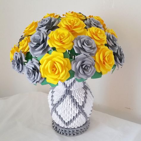 Paper Rose Centerpiece in 3d Origami Vase 3d Origami Vase, Make Paper Roses, Origami Vase, Paper Flower Vase, Crepe Paper Flowers Diy, Rose Centerpiece, Large Vases, Shower Favors Baby, Origami Decoration