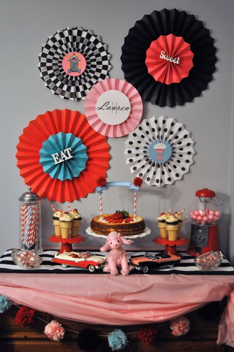 Retro Theme Party Decoration Diy, 50s Soda Shop Decor, 50s 60s Party Decorations, 50s Theme Decorations, Retro Theme Party Decoration Ideas, Rockabilly Decorations Party, 50s Diner Party Decorations, 1950s Party Decorations Diy 50s Diner, 1950s Theme Party Decorations