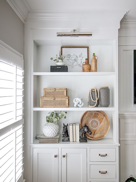 Shelf Styling Ideas, Bookshelf Styling Living Room, Styling Bookshelves, Built In Shelves Living Room, Shelf Decor Living Room, Styling Shelves, Decorating Bookshelves, Home Decor Bathroom, Bookcase Decor