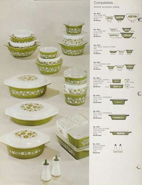 Pyrex - THE set I want to complete. Vintage Pyrex Christmas Display, Spring Blossom Pyrex Vintage, Displaying Pyrex Collection, Correll Dishes, Vintage Pyrex Display, Spring Blossom Pyrex, Crazy Daisy Pyrex, Daisy Pyrex, Vintage Pyrex Collection