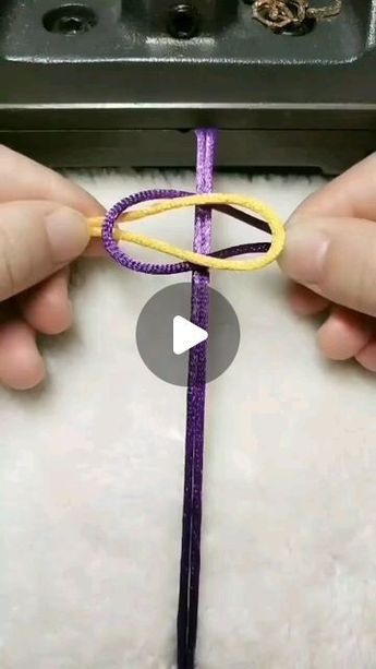 Crochet Friendship Band, Quick Bracelets Diy, Bracelet Making Tutorial Videos, Friendship Bands Diy, Macrame Jewelry Diy, Handmade Jewelry Diy Bracelets, Craft Bracelets, Diy Friendship Bracelets Easy, Friendship Bands