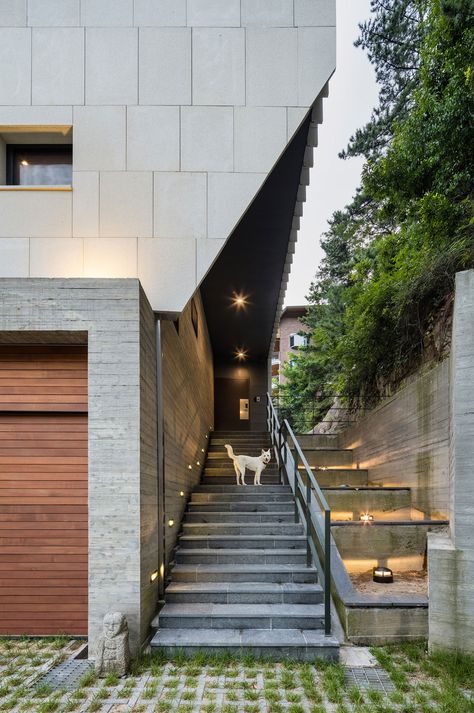 A Unique Mountainside Home in Seoul, South Korea Korean House Entrance, Modern Korean House, Korean House Exterior, Korean Modern House, Modern Eco House, Modern Staircases, Korean House, Eco House Design, Slanted Walls