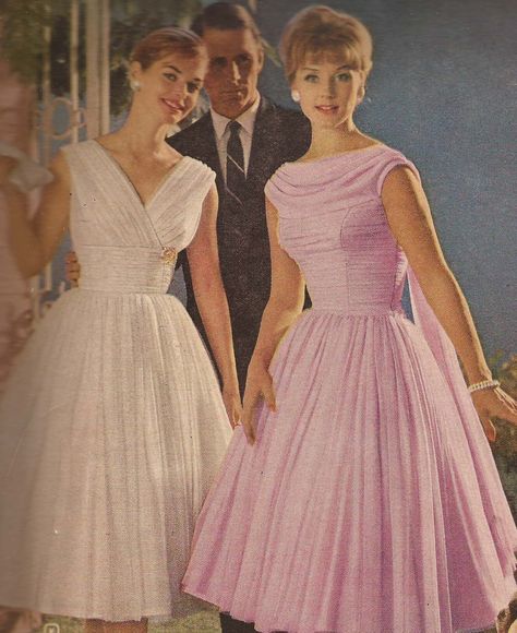 1960... The end of the pouf party-dress style, introduced by Dior in the late 1940s. For over 10yrs, this style remained mainstream. 1960s Fashion Dress, 60s Fashion Dresses, 1960s Dresses, Fall Fashion Skirts, Patron Vintage, 1960 Dress, 1960 Fashion, 1960s Outfits, New Look Fashion