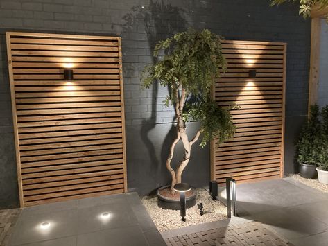 Slatted Garden Wall, Cedar Slat Wall Exterior, Wood Wall Backyard, Outdoor Wall Paneling Ideas, Exterior Privacy Wall, Exterior Wood Slat Wall, Slat Wall Exterior, Outdoor Slat Wall, Exterior Wood Paneling