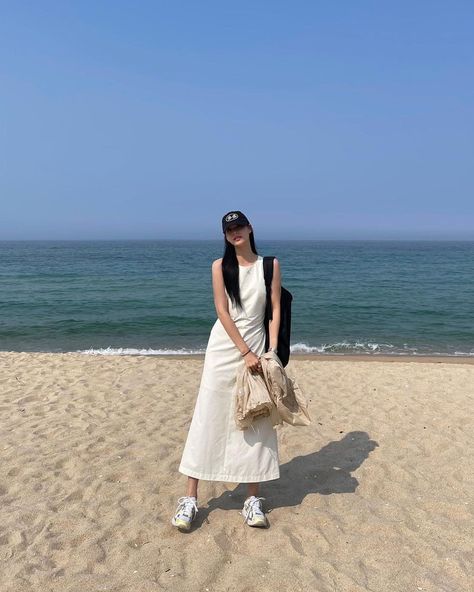 Summer Korean Dress, Korea Beach Outfit, Korean Beach Outfit, Playa Ideas, Sea Outfit, Ref Photo, Ig Photo Ideas, Long Outfit, Beach Ootd