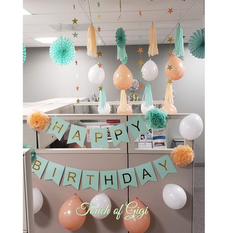 Birthday Decor Office Desks, Office Decor For Birthday Party Ideas, Cute Office Birthday Decorations, Office Decor Birthday Ideas, Office Bday Decorations, Coworker Office Birthday Decor, Birthday Decor Cubicle, Work Birthday Ideas Decorations, Work Office Birthday Decorations