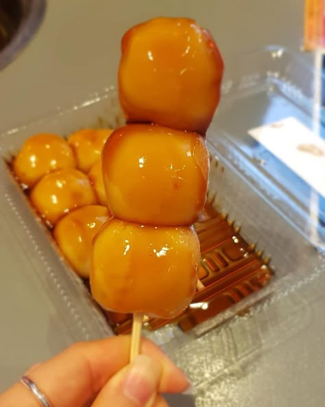 Mitarashi Dango Aesthetic, Dango Aesthetic, Kny Tweets, Mitarashi Dango, Grocery Foods, Cute Snacks, Food Drinks Dessert, Food Goals, Cute Desserts