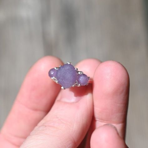 Grape agate ring in sterling silver Grape Agate Ring, Grape Agate Jewelry, Grape Amethyst, Silversmithing Jewelry, Grape Agate, Dope Jewelry, Agate Geode, Agate Jewelry, Wire Rings