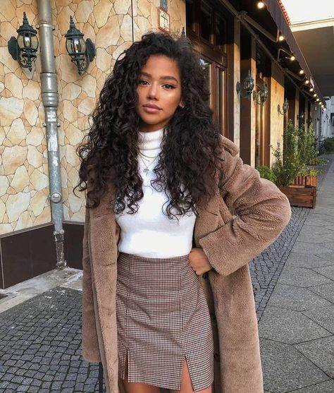 Heart Shaped Face Hairstyles, Winter Mode Outfits, Chique Outfits, Heart Face Shape, Mode Inspo, Lace Frontal Wig, Winter Fashion Outfits, Looks Vintage, Curly Hair Styles Naturally