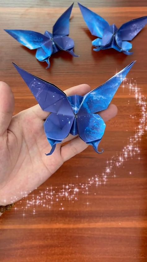 Paper Butterfly Diy, Diy Paper Butterfly, Creative Origami, Kraf Kertas, Diy Crafts Bookmarks, Cute Origami, Paper Craft Videos, Origami Patterns, Folding Origami