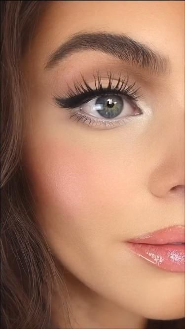 Eye Makeup Big Eyes, Eye Makeup Trends 2023, Doe Eyes Make Up, Doe Eyes Vs Siren Eyes, Doe Eyes Tutorial, Makeup Big Eyes, Doe Eyes Makeup, Doe Eye Makeup, Makeup For Round Eyes