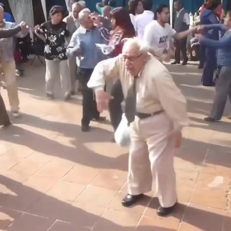 Old Man Dancing Video, Old People Dancing Videos, Funny Dance Videos, Funny Faces Images, Dancing Funny, Man Dancing, Funny Dance Moves, Funny Dancing Gif, Funny Dancing