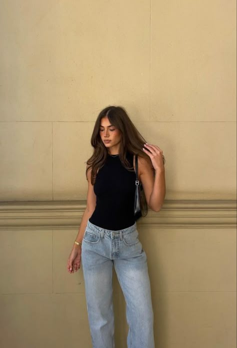 Night Out Outfit Jeans, Dressy Dinner Outfit, Mid Rise Jeans Outfit, Bodysuit Outfit Jeans, Summer Hamilton, Black Bodysuit Outfit, Jeans And Bodysuit, Classy Street Style, Seamless Bodysuit