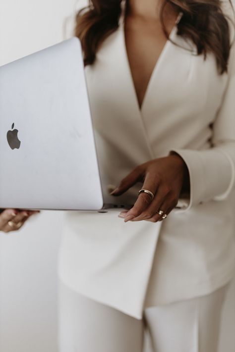 Business Portraits Woman, Faceless Content, Brand Photography Inspiration, Business Photoshoot, Branding Photoshoot Inspiration, Personal Branding Photoshoot, Journey To Success, Business Portrait, Woman Business Owner