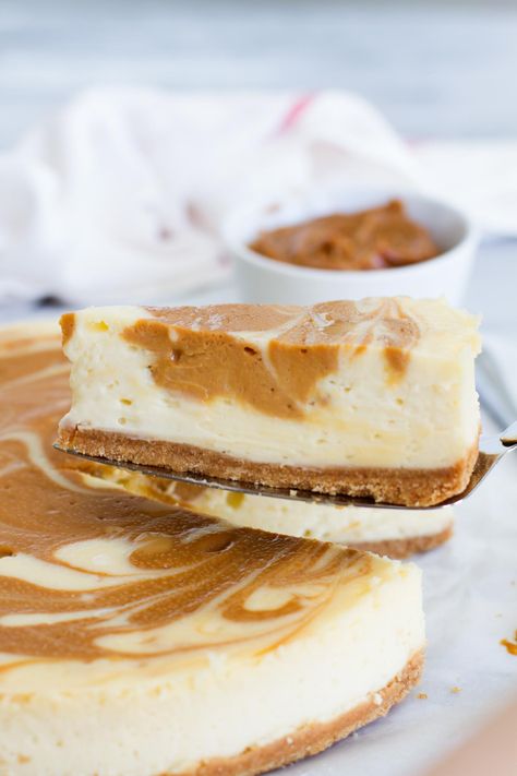 Dulce de Leche Cheesecake Plain Cheesecake, Taste And Tell, Cheesecake Factory Recipes, Caramel Cheesecake, Mexican Dessert, Cheesecake Factory, Vanilla Wafers, Creamy Cheesecake, Macaroons