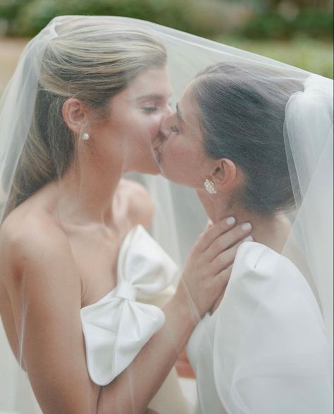 Lunden Stallings, Lunden And Olivia, Olivia Bennett, Lesbian Wedding Photography, Wlw Wedding, Romantic Veil, Timeless Bride, Vintage Wedding Photography, Woman Loving Woman