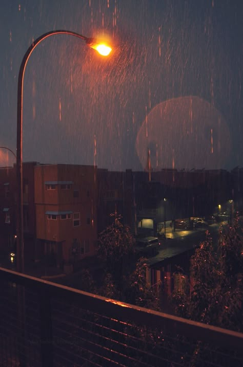 A unica coisa que eu pensei foi naquela música do konai, te vi na rua ontem Rain At Night, Rainy Wallpaper, Rainy Day Aesthetic, Rain Wallpapers, I Love Rain, Wallpaper Estetika, Photo Vintage, Rain Photography, Night Aesthetic