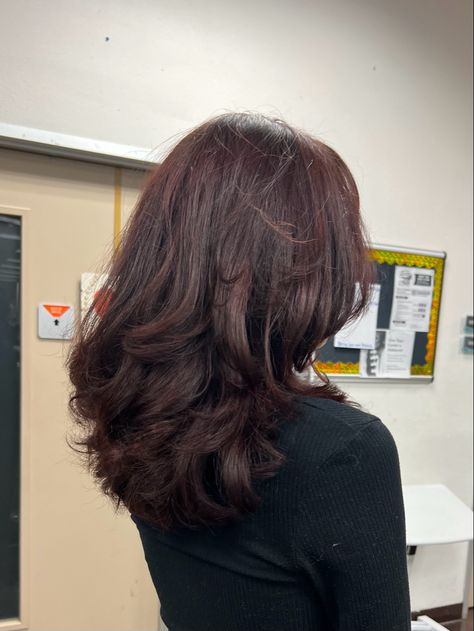 Long Layers On Short Hair Mid Length, Layers On Medium Length Hair Wavy, Chocolate Brown Hair 90s Layers, Light Layered Hair Medium, Wavy Short Layered Hair, Butterfly Haircut Short Hair Wavy, Butterfly Cut Mid Length Hair, Rounded Layers Medium Hair, Lots Of Layers Short Hair