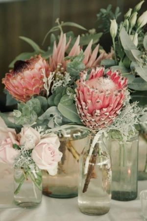 Simple Protea Centerpieces Protea Centerpiece, Flowy Flowers, Flowers In Vases, Protea Wedding, Protea Bouquet, Flower Base, Small Glass Vases, Green Ideas, Tafel Decor