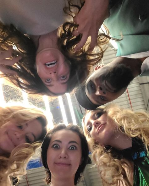 madelyn cline with the cast of glass onion Jessica Henwick, Leslie Odom Jr, Glass Onion, Adore Delano, Cobra Kai Dojo, Kathryn Hahn, Madelyn Cline, Tessa Thompson, Aubrey Plaza