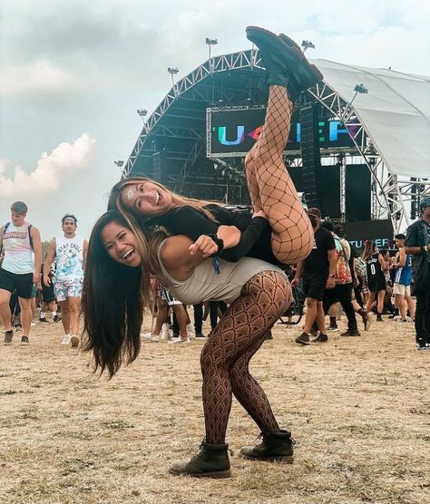 Festival Outfits Best Friends, Group Festival Outfits Matching, Matching Festival Outfits Best Friend, Festival Photos Ideas, Life Is Beautiful Festival Outfits, Bestie Festival Outfits, Sonic Temple Festival Outfits, Best Friend Rave Outfits, Festival Poses With Friends