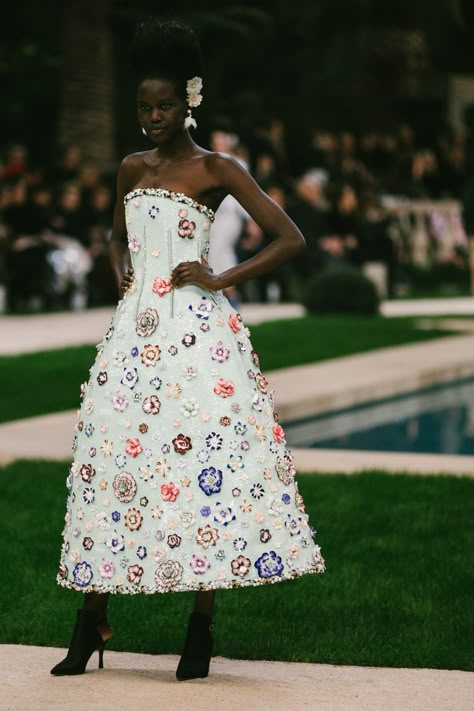 Chanel SS19 Couture Paris Karl Lagerfeld Adut Akech High Fashion Chanel, Chanel Haute Couture Vintage, Karl Lagerfeld Couture, Karl Lagerfeld Gown, Coco Chanel Haute Couture, Chanel Vintage Couture, Karl Lagerfeld Haute Couture, Karl Lagerfeld Iconic Designs, Adut Akech Runway