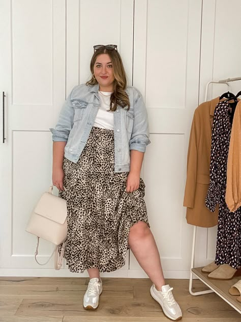 Diana Dares, Dark Feminine Fashion, Look Rich And Classy, Skirts With Sneakers, Rich And Classy, Casual Plus Size Outfits, Dress And Sneakers Outfit, Outfits Gorditas, Look Rich