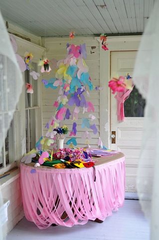 Cool table skirting. Cut streamers all the same lenght then attached in overlapping 'U' shapes. Easy! Halloween Party Appetizers Easy, Paper Skirt, Halloween Appetizers Easy, French Party, Halloween Party Appetizers, Garland Ideas, Prom 2014, Party Appetizers Easy, Dessert Party