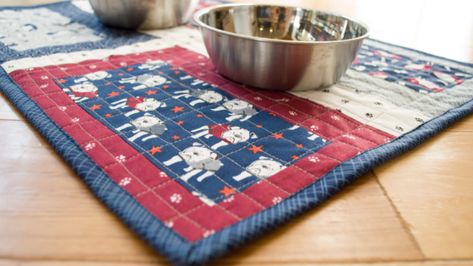 Hey Mister Doggy Dish Mat Tutorial Placemat Diy, Diy Placemats, Bazaar Ideas, Diy Dog, Riley Blake, Riley Blake Designs, Mug Rugs, Diy Dog Stuff, Dog Food