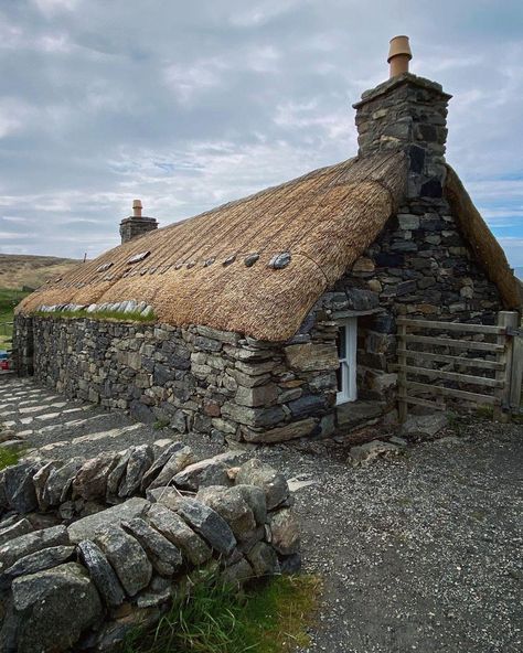 Stone Hut, Cottage Thatched Roof, Scottish Stone Cottage, Poor Medieval House, Stone Buildings Old, Mystic Places, Witch Hut, Thatched Cottages England, Medieval House