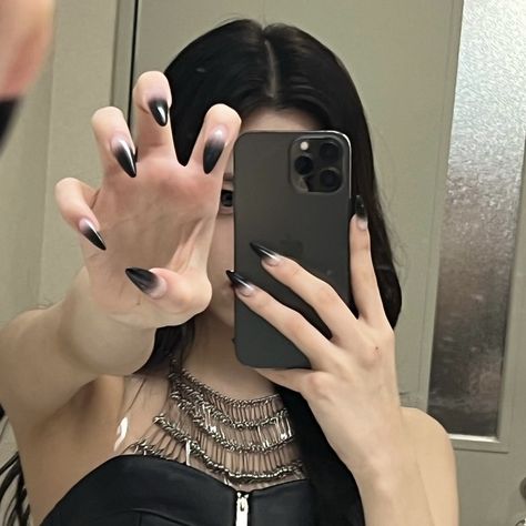 itzy yuna icon cute pfp kpop mirror selfie selca Idol Nails, Nail Piercing, Hello Nails, Edgy Nails, Goth Nails, Yuna Itzy, Grunge Nails, Casual Nails, Pretty Gel Nails