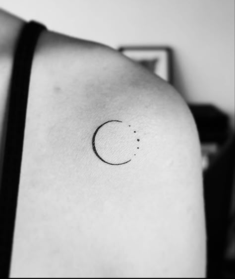 Tattoo studio Life Line Eclipse Phases Tattoo, Full Moon New Moon Tattoo, Full Moon Minimalist Tattoo, Crescent Moon Tattoo Minimal, Minimal Circle Tattoo, Minimal Tattoo On Hand, Lunar Eclipse Tattoo Minimalist, New Moon Tattoo Design, Moon Micro Tattoo