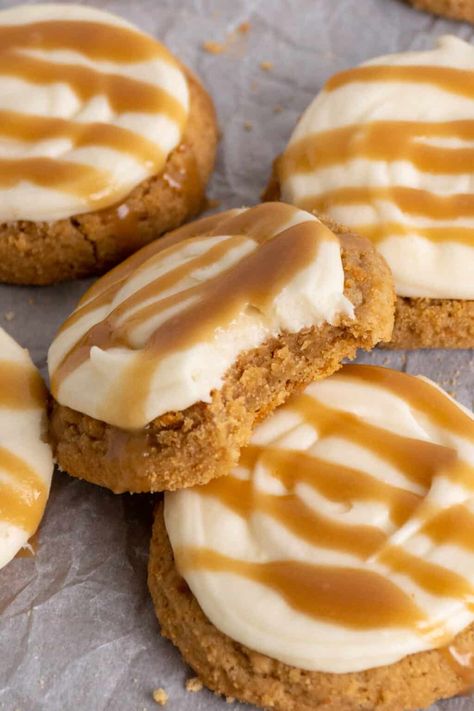 Caramel Cheesecake Cookies, Carmel Cheesecake, Copycat Cookies, Crumbl Copycat, Cheesecake Cookies Recipes, Crumble Cookie Recipe, Cheesecake Frosting, Crumble Cookies, Baked Dessert