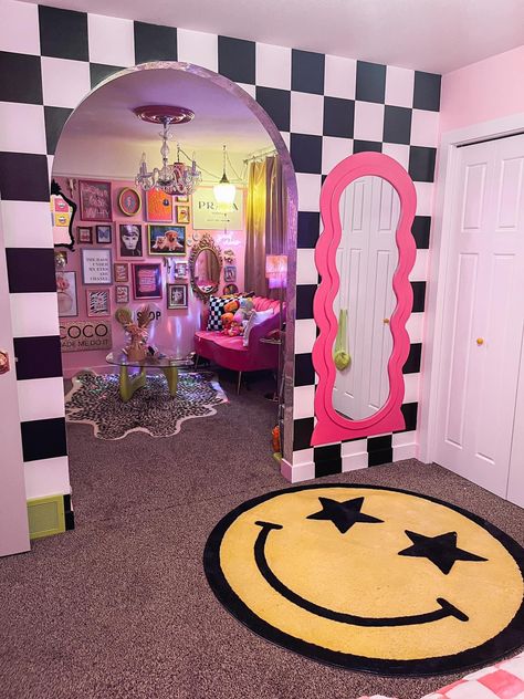 Pop Art Decor Interior Design, Funhouse Aesthetic, Pink Wall Aesthetic, Trippy Bathroom, 90s Living Room, Nail Suite, Apt Aesthetic, Home Decor Bright, Bedroom Bathroom Ideas